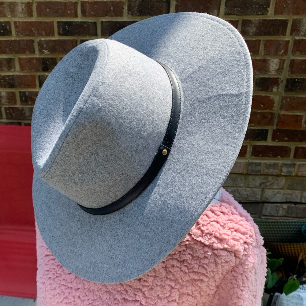 WIDE BRIM HAT